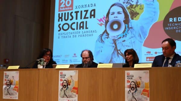 Exposición en la mesa redonda sobre explotación laboral en la jornada de justicia social.