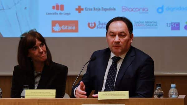 Exposición de capitán de la guardia civil sobre la trata de personas en la jornada de justicia social de la Red Til y Cáritas Lugo.