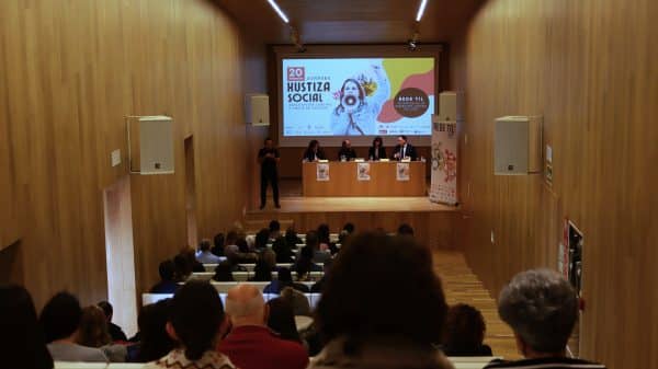 Muchas personas acuden al acto de justicia social de la red til, de la que Cáritas Diocesana de Lugo forma parte.