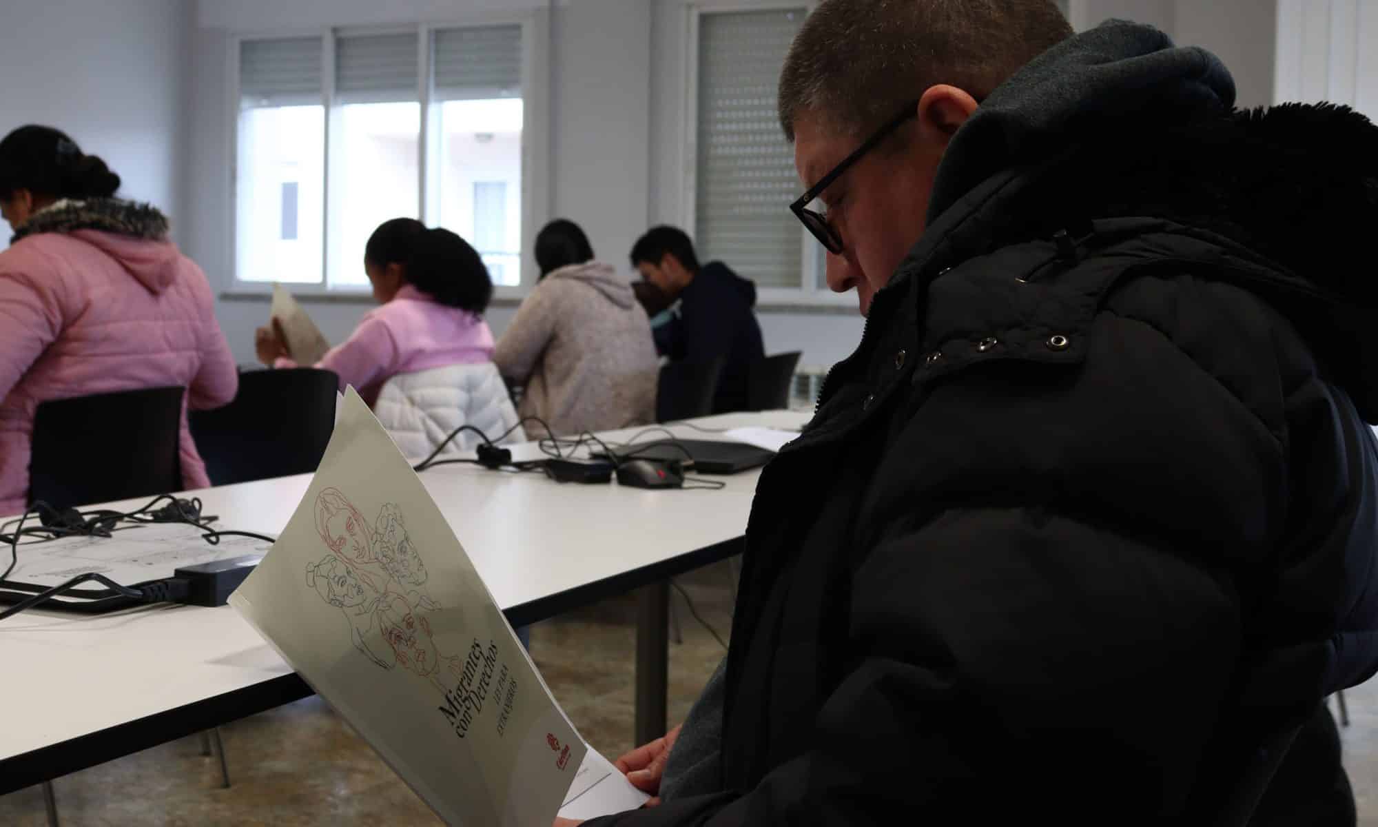 Hombre leyendo el manual de las charlas sobre Ley de Extranjería en Sarria
