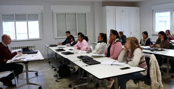 Asistentes a la charla sobre la Ley de Extranjería en Sarria