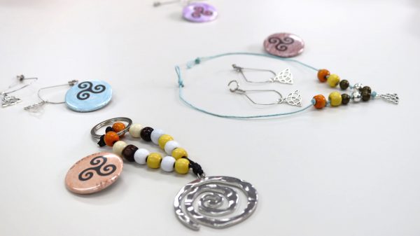 Foto del taller de manualidades, arde lucus, del programa de Atención a Personas con Discapacidad. Imagen de pulseras, pendientes, collares y chapas celtas.