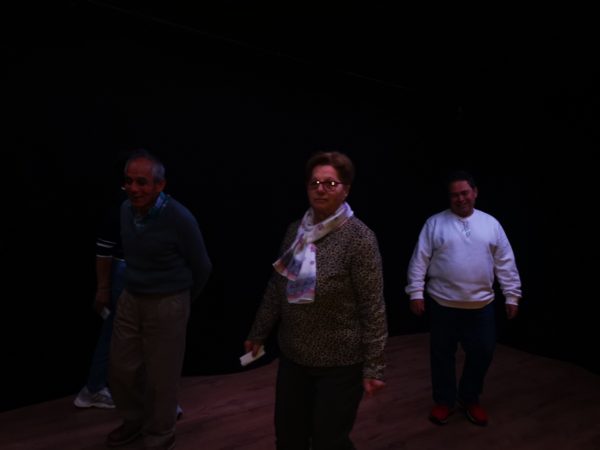 personas mayores en el taller de teatro
