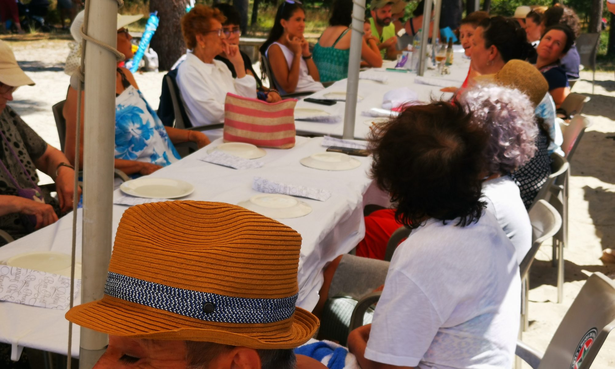 Personas mayores en la playa.