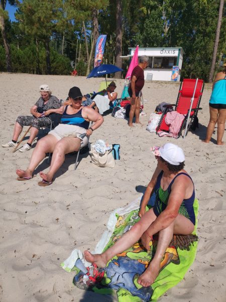 Personas mayores en la playa.