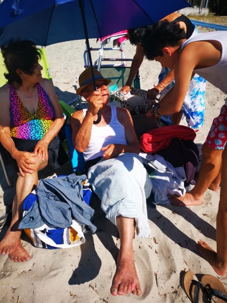 Personas mayores en la playa.