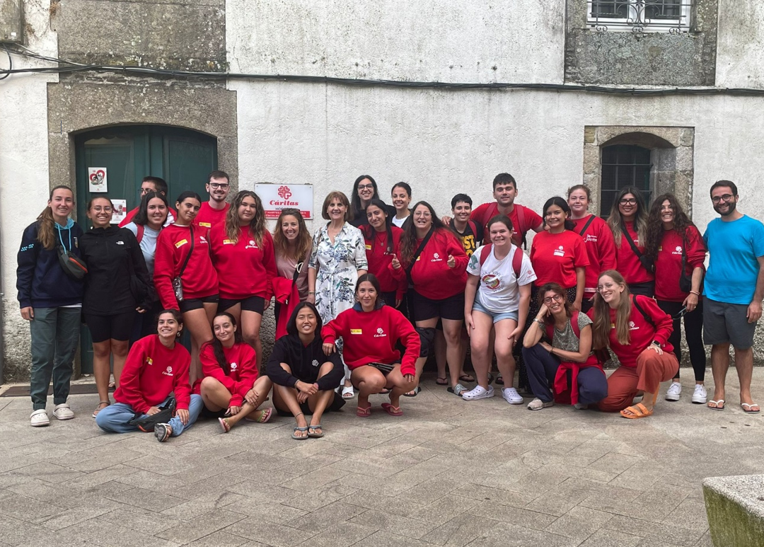 voluntariado joven recibido en Melide por una voluntaria de Cáritas Diocesana de Lugo
