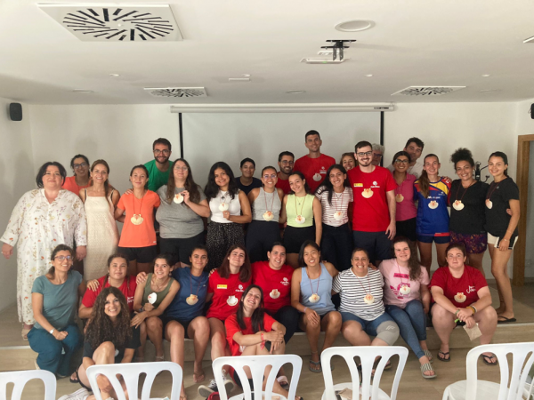 voluntariado joven recibido en Portomarín por personal de Cáritas Diocesana de Lugo