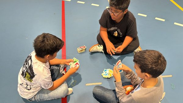 niños jugando a un juego de cartas en la colonia urbana del proyecto acubillo lalin