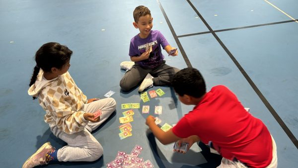 niños jugando a las cartas en la colonia urbana del proyecto acubillo lalin