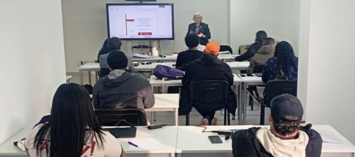 clase de informática para migrantes