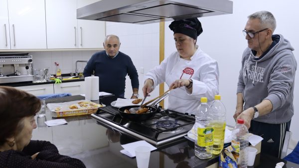 cocinando empanadillas de atún en el taller de cocina inclusivo para personas con discapacidad