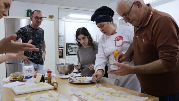 alumnos preparan empanadillas de plátano en el taller de cocina inclusivo para personas con discapacidad