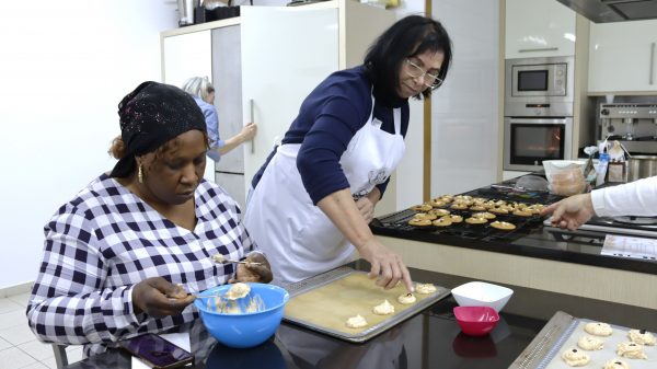 Foto del taller de repostería del segundo ciclo de salud integral de las mujeres donde las participantes elaboran galletas saudables