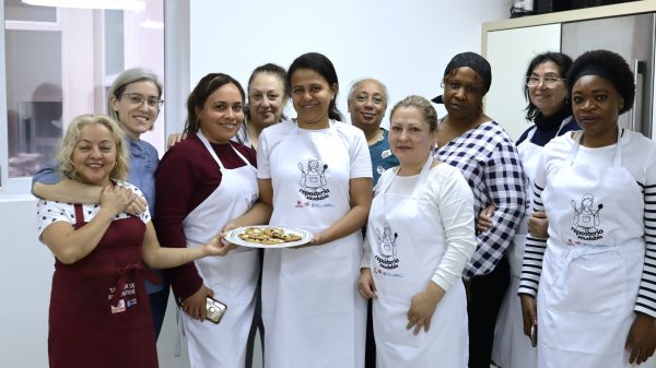 Foto del taller de repostería del segundo ciclo de salud integral de las mujeres donde las participantes y la profesora posan con las galletas
