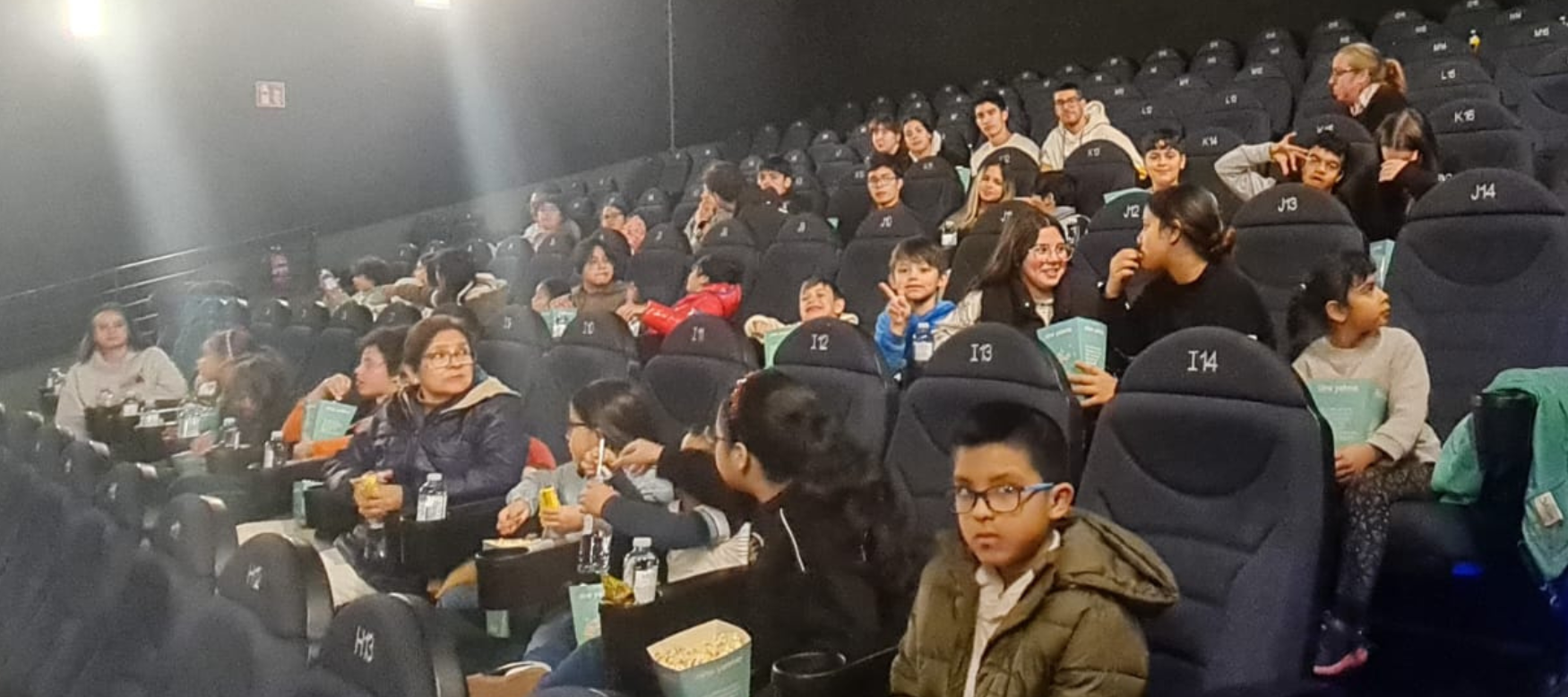 cine solidario. Pase de película "Buffalo Kid" para los niños y adolescentes del programa de Infancia y juventud