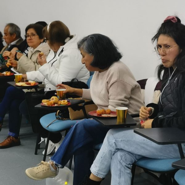 foto de la fiesta de navidad para personas mayores donde comen dulces navideños