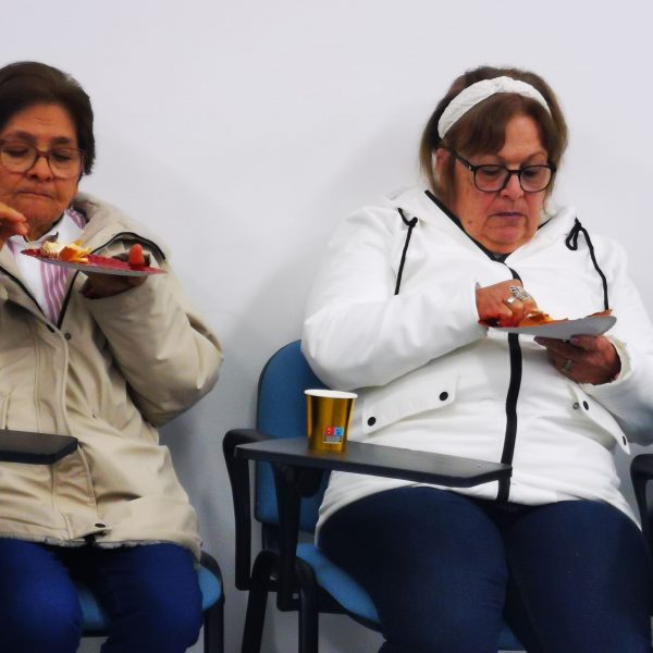 foto de la fiesta de navidad para personas mayores donde comen dulces navideños