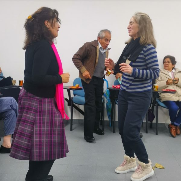 foto de la fiesta de navidad para personas mayores donde bailan con alegria