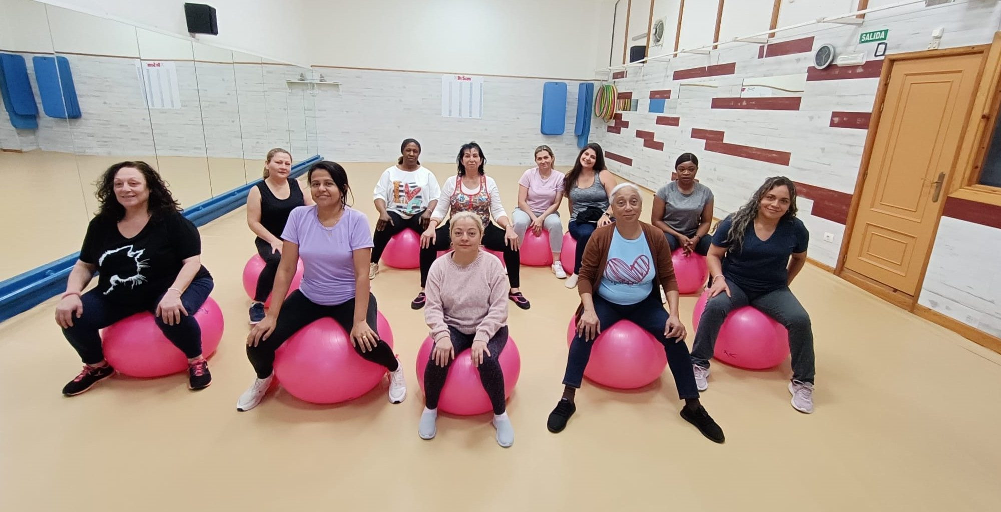 clase de gimnasia femenina del segundo ciclo de mujer salud