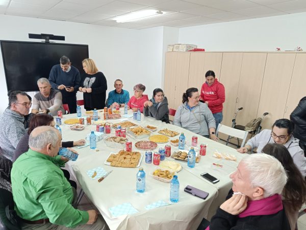foto taller de decoración de navidad del programa de personas con discapacidad