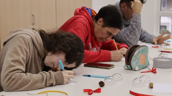 foto taller de decoración de navidad del programa de personas con discapacidad