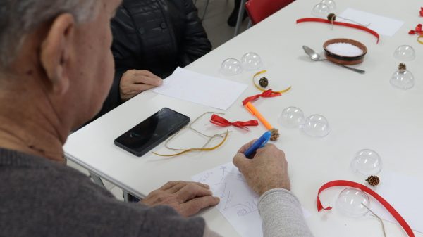 foto taller de decoración de navidad del programa de personas con discapacidad