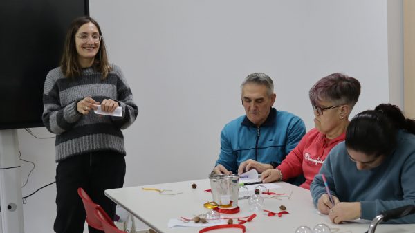 foto taller de decoración de navidad del programa de personas con discapacidad