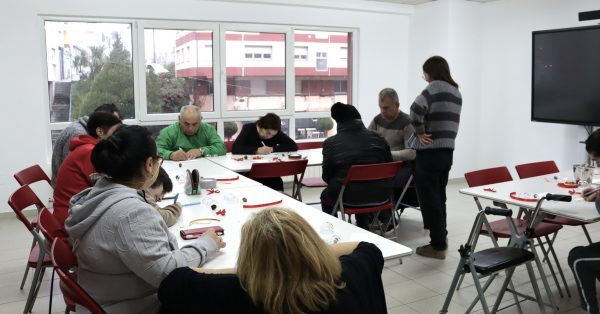 foto taller de decoración de navidad del programa de personas con discapacidad