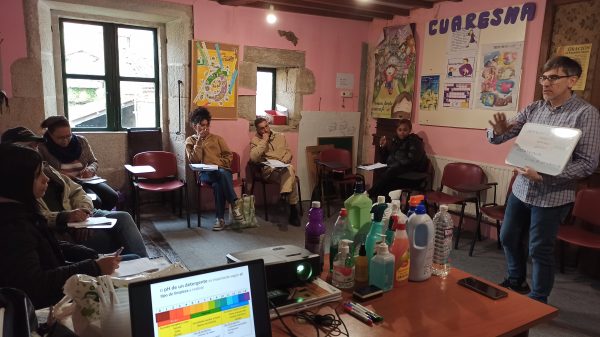 foto del aula con los alumnos y alumnas del taller de Limpieza en Melide