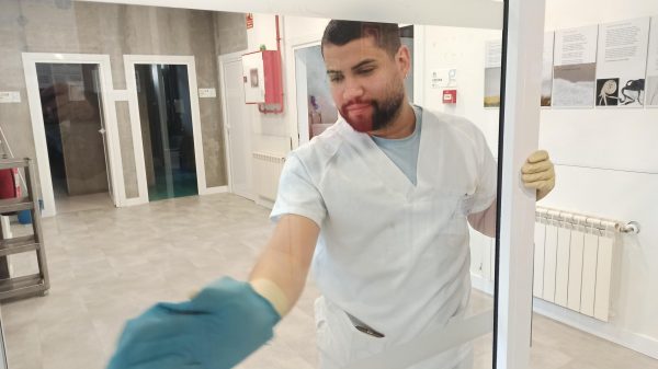 alumno del taller de limpieza de Melide realizando prácticas en un albergue