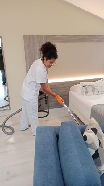 alumna del taller de limpieza de Melide realizando prácticas en un hotel