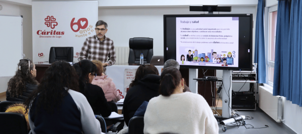 clase sobre seguridad en el curso de Atención SociosanitarIa de Cáritas Lugo