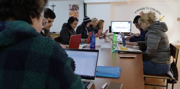 alumnos del curso de limpieza trabajan sobre nuevas tecnologias