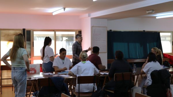 el profesor del curso de limpieza en Lalín explica a los alumnos un ejercicio