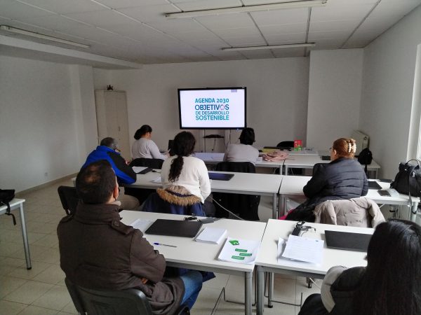 alumnos en clase del curso atención sociosanitaria viendo el módulo de protección del medioambiente