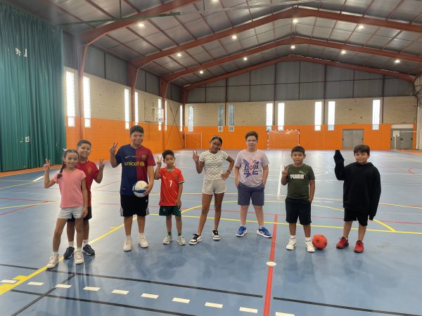 niños y niñas juegan en la colonia urbana de acubillo lalín