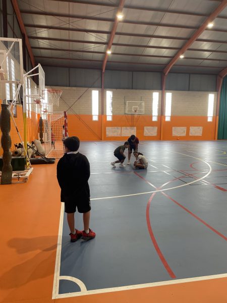 niños y niñas juegan en la colonia urbana de acubillo lalín