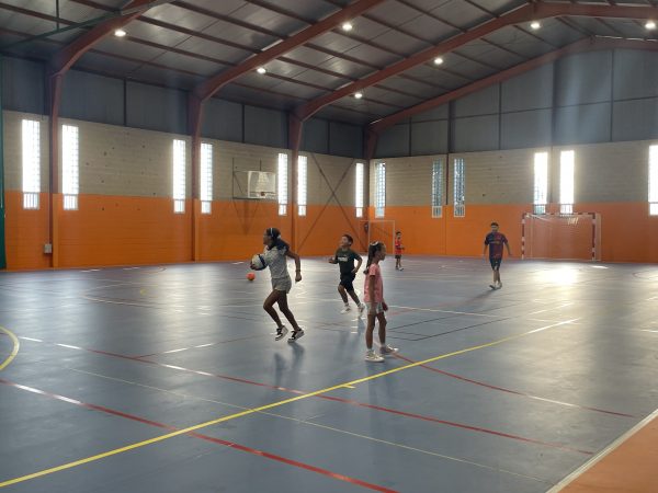 niños y niñas juegan en la colonia urbana de acubillo lalín