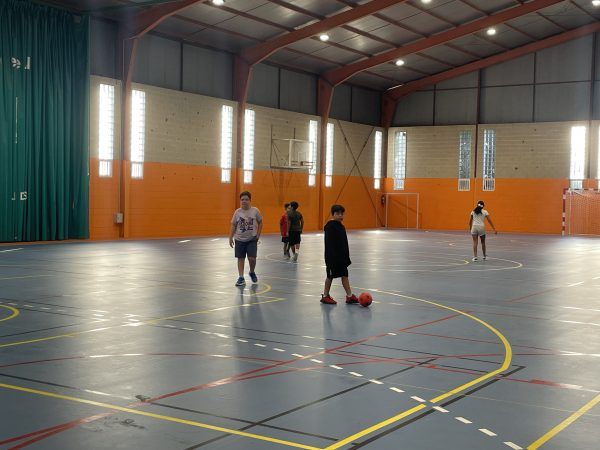 niños y niñas juegan en la colonia urbana de acubillo lalín